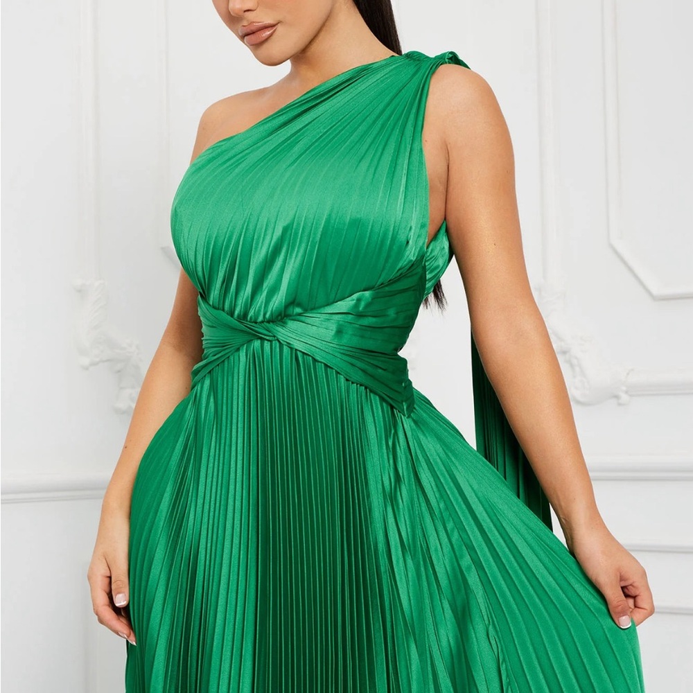 NEW with tags Green Grecian Fashion Nova Pleated One Shoulder Gown